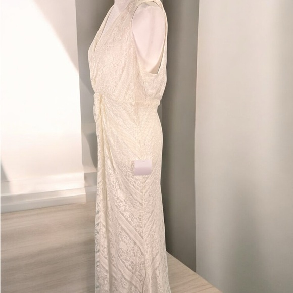 Wedding Dress - Picture 8 of 10